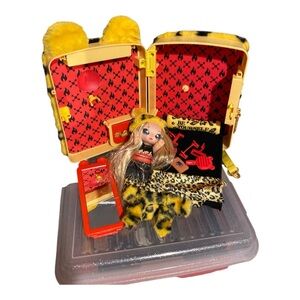 Na! Na! Na! Surprise 3-in-1 Backpack Bedroom Jennel Jaguar Doll Playset